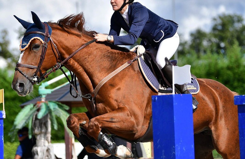 Bettina Schnyder sur AGATHA D’ECAUSINNES (Schilling x Lys de Darmen) prend la 1ère place en classe 1.20m à Gorla Minore (photo: grafie.it) 
