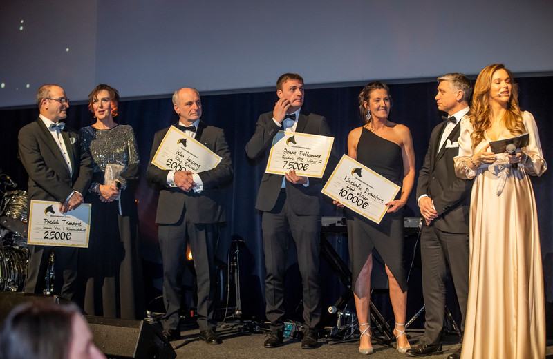De g. à d.: les éleveurs Patrick Trienpont, Wim Impens; Jonas Bellemans et Nathalie Beaufort ont reçu leurs primes lors de l'Equigala 2023 (photo: Dirk Caremans)