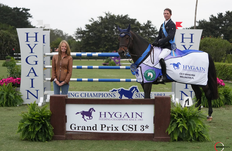 Kathy Serio, Business Development Manager HyGain Feeds U.S., avec Ben Maher et TIC-TAC DU SEIGNEUR © Sportfot