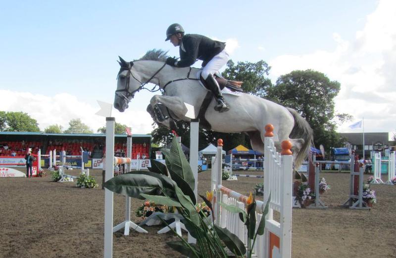 BOMBAY (E.O.) (Lord Z/Bon ami – naisseur: W. Matton à B-9860 Oosterzele) montée par Trevor Breen (photo archives)