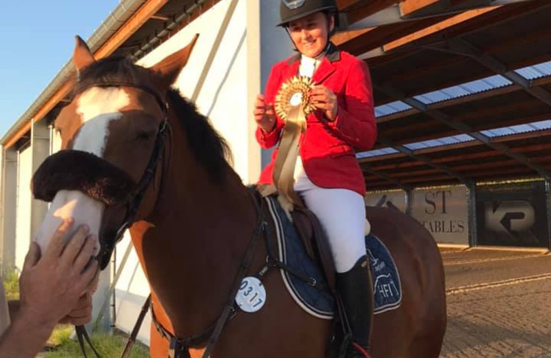 A 8 ans, GAÏA DU PONT-RIHEN, sous la selle d’Amélie Rigo, a engrangé deux victoires au CSI1* de Bonheiden dans l’épreuve 1.20m (Elevage de Longchamps)