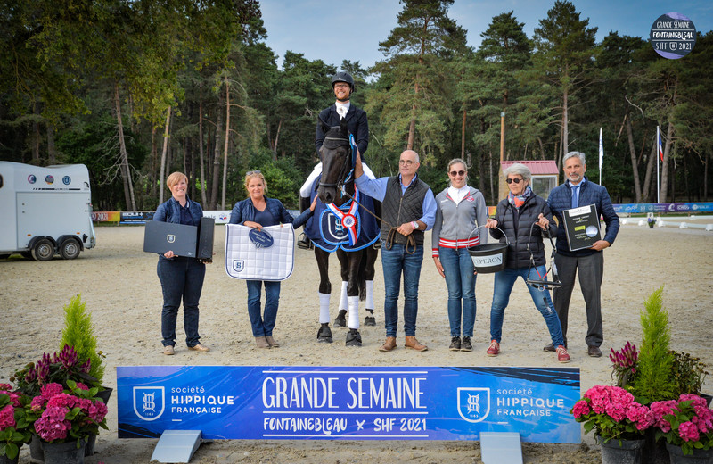 JIN-XIN DU MONTROYER sacrée championne des 6 ans, tenue par son éleveur Lionel Guenin