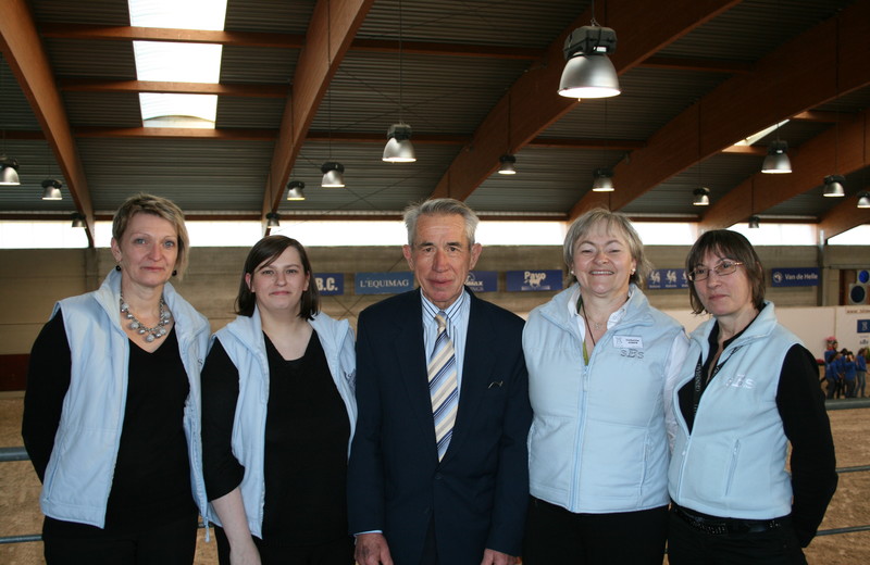 Maurice Depraetere entouré par les secrétaires du SBS, lors de l’expertise 2014
