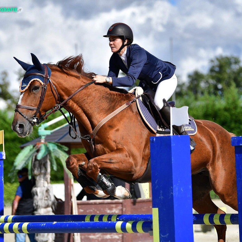 Bettina Schnyder sur AGATHA D’ECAUSINNES (Schilling x Lys de Darmen) prend la 1ère place en classe 1.20m à Gorla Minore (photo: grafie.it)