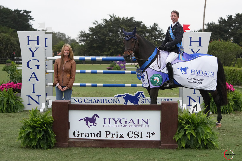 Kathy Serio, Business Development Manager HyGain Feeds U.S., avec Ben Maher et TIC-TAC DU SEIGNEUR © Sportfot