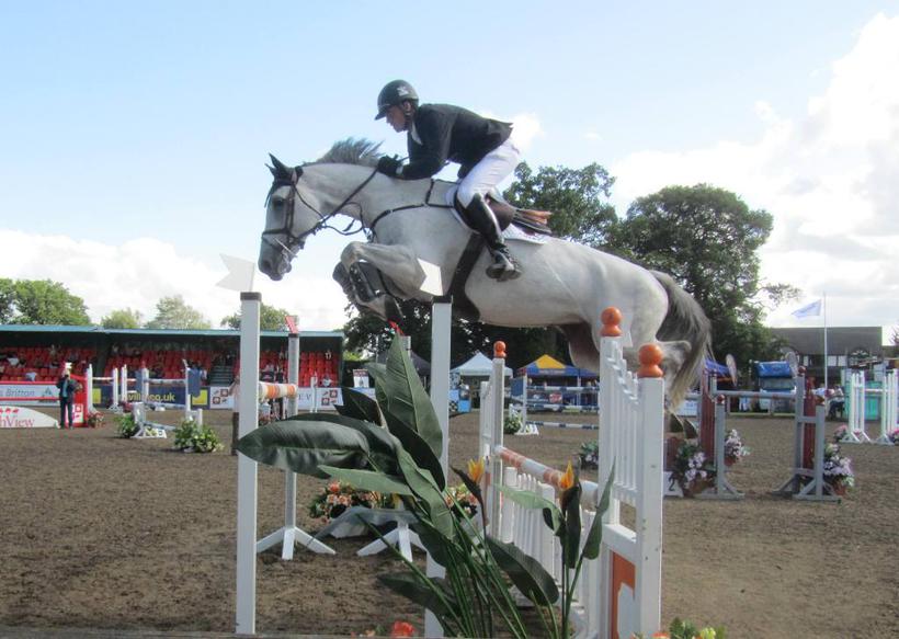 BOMBAY (E.O.) (Lord Z/Bon ami – naisseur: W. Matton à B-9860 Oosterzele) montée par Trevor Breen (photo archives)