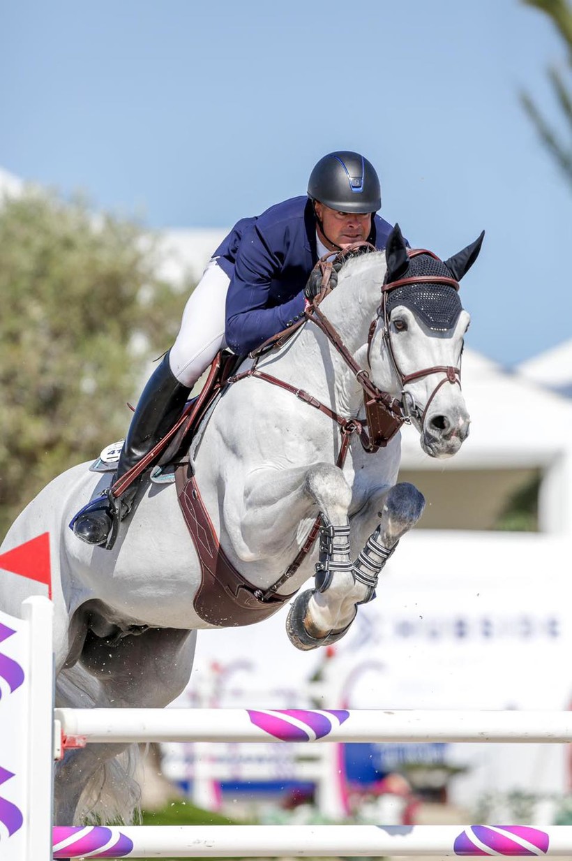 Photo : CASANOVA DE L’HERSE (Ugano Sitte x Kashmir van Schuttershof ) et François Mathy Jr en grande forme sur le CSI5* de Grimaud (photo : Hubside Jumping)