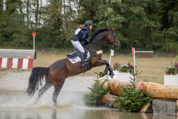 Lara de Liedekerke a dominé le concours complet d'Arville de ce week-end, notamment sur ALPAGA D'ARVILLE (hippofoto)