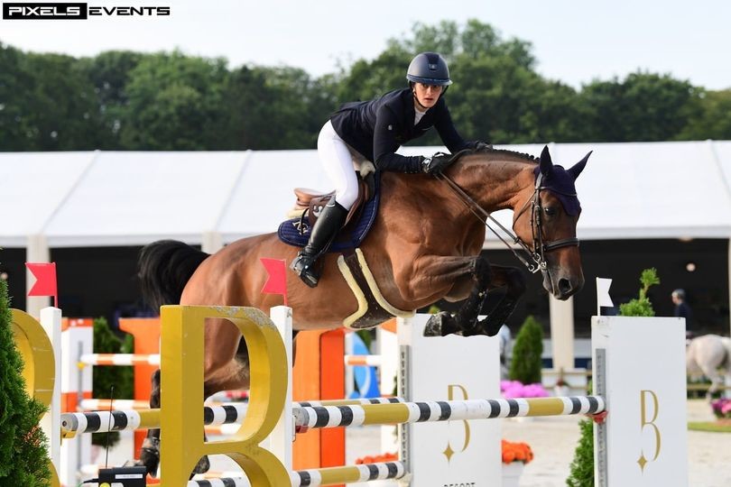 La jument Elite Obstacle EGERIE DU VAL DU GEER (Toulon x Kashmir van Schuttershof), sous la selle de Camille Condé-Ferreira (Pixels Events)