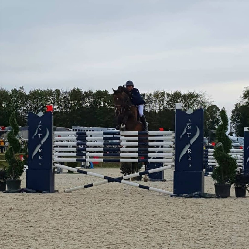 Photo : ETERNITY DU SEIGNEUR et Arnaud Doem sont 3ème dans l’épreuve Six Bar sur 1.80m (DR)
