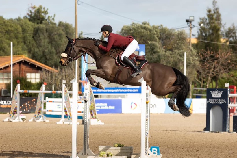 Au CSI3* de Vilamoura, Chloé Aston et FLAVIE VAN DE HELLE E.O. (Carlow van de Helle x Carvallo BB) terminent 7èmes le GP 1.50m