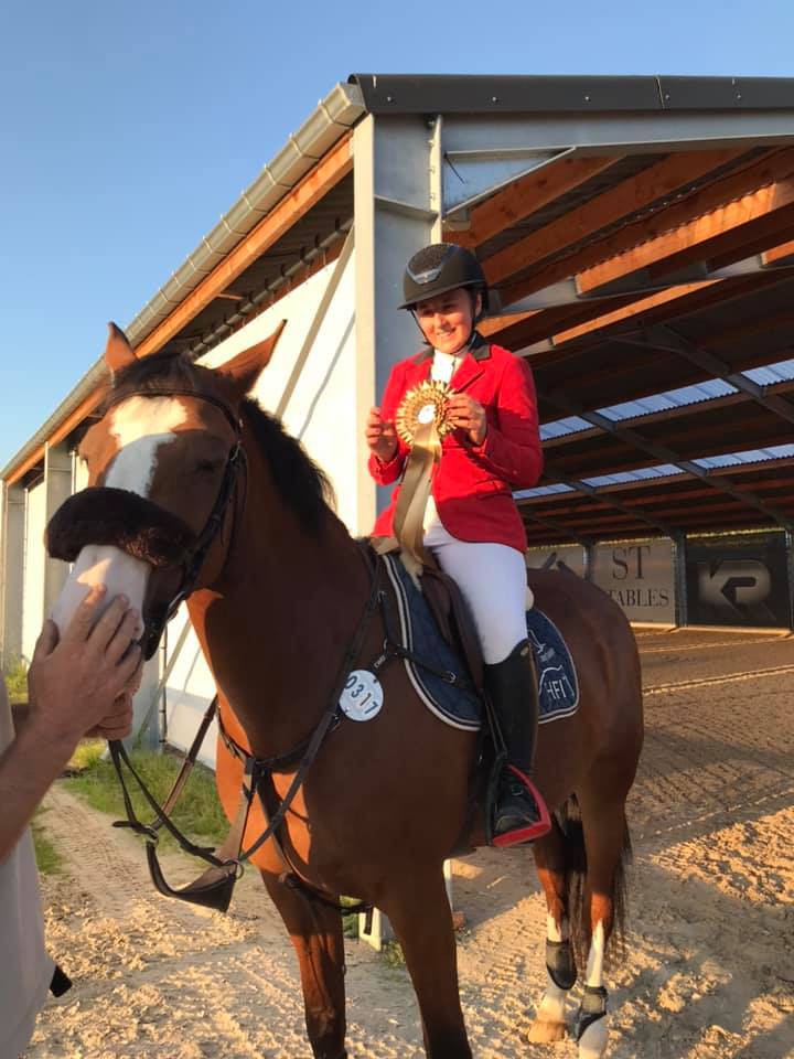 A 8 ans, GAÏA DU PONT-RIHEN, sous la selle d’Amélie Rigo, a engrangé deux victoires au CSI1* de Bonheiden dans l’épreuve 1.20m (Elevage de Longchamps)