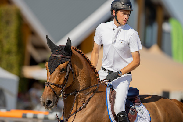 ELCO VAN HOF TER NAILLEN (Elvis ter Putte x Toulon) et le cavalier français Michel Hendrix sont 7ème du GP 1.45m au CSI2* de Kronenberg (hippofoto)