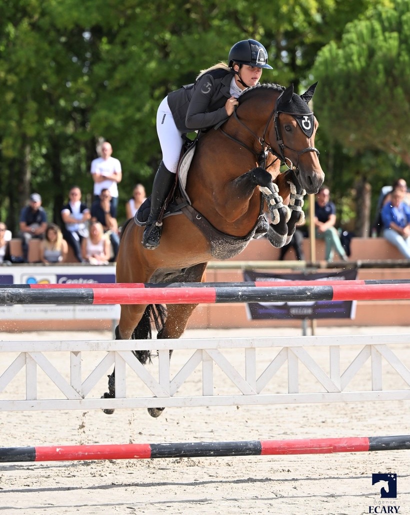 Jive Star d’Arezzo et la jeune cavalière Lou Morali (photo : Agence Ecary)