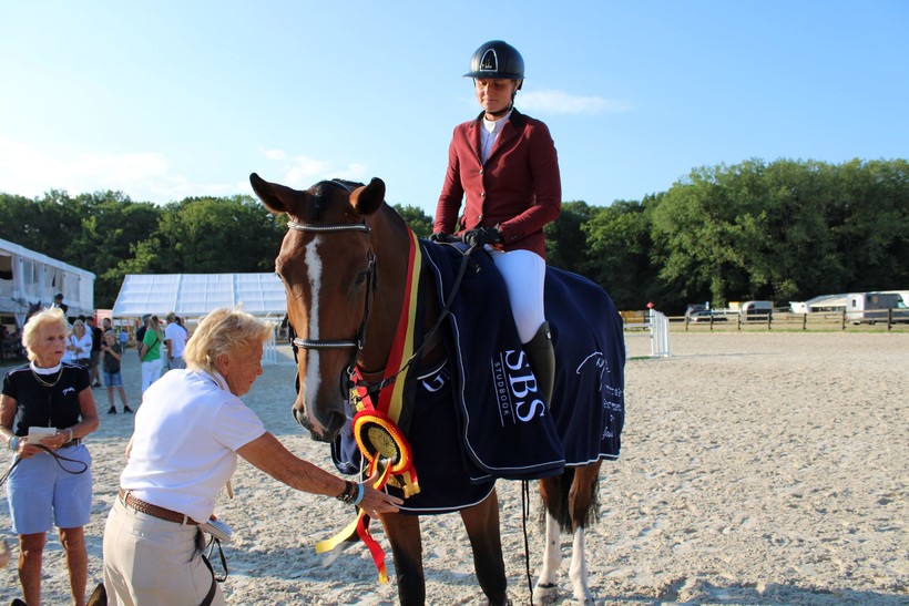 Nicole Bouillart rectifie l'écharpe de KANNAN DRY DB (Kannan x Balou du Rouet), 3ème chez les 6 ans sous la selle d'Odile Gierech (photo: C.R. - SBS)